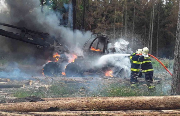Při požáru harvestoru v lese u Nových Syrovic vznikla škoda ve výši 15 milionů korun