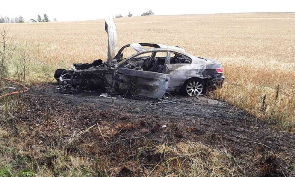 U Vladislavi se střetla dvě osobní vozidla, jeden z vozů začal po nehodě hořet