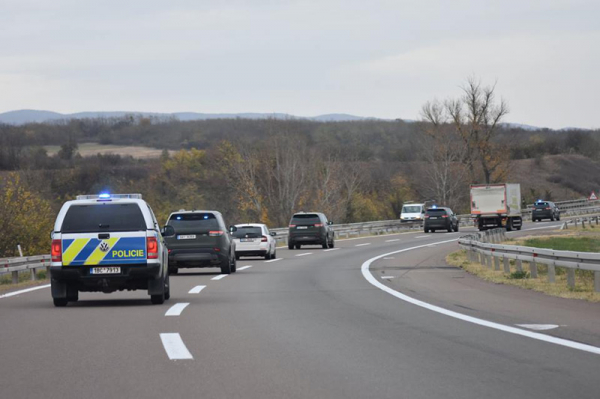 Dva lidé zemřeli při nehodě tří osobních vozidel na silnici 38 na Třebíčsku