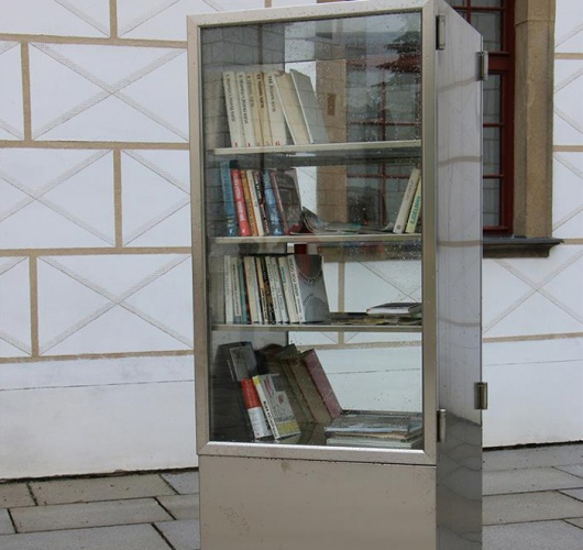 Pouliční knihovna znovu našla místo na nádvoří zámku v Třebíči