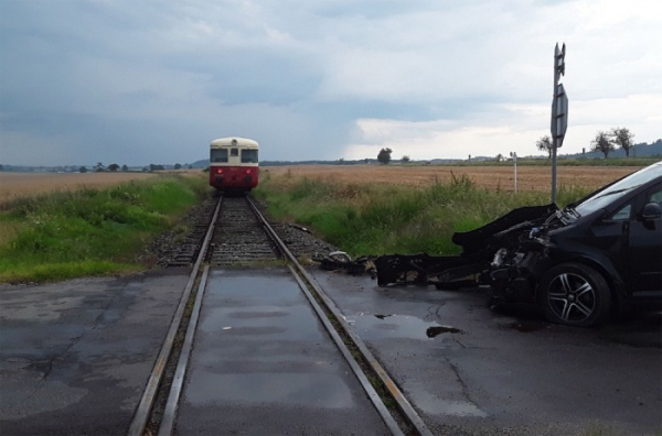 Na železničním přejezdu na Třebíčsku se střetl vlak s osobním vozem