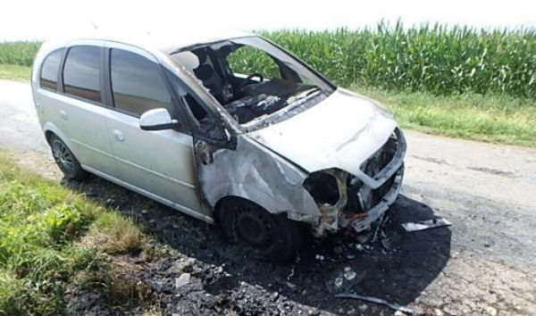 U Hrotovic ve čtvrtek dopoledne hořel osobní vůz, na vině byla technická závada