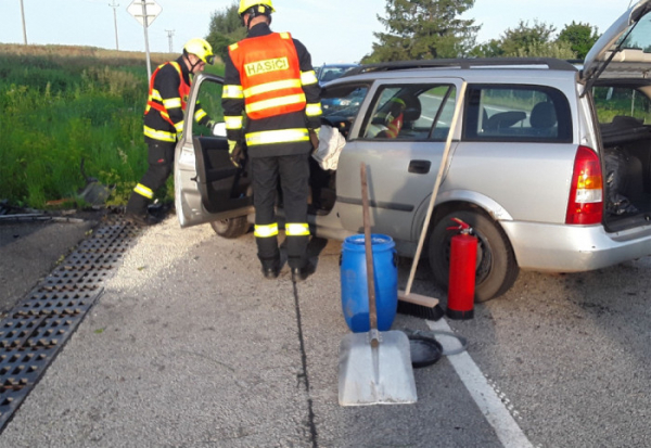 Na Třebíčsku havaroval řidič s osobním vozidlem, skončil v péči zdravotníků