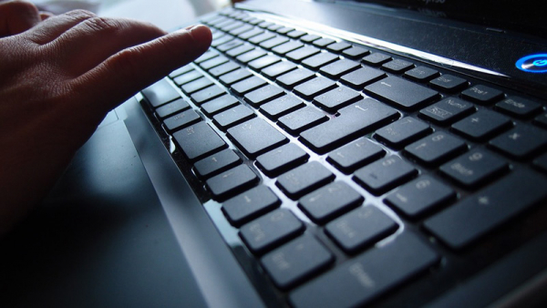 Internetový podvodník skončil ve vazbě, poškozené obral o téměř půl milionu korun
