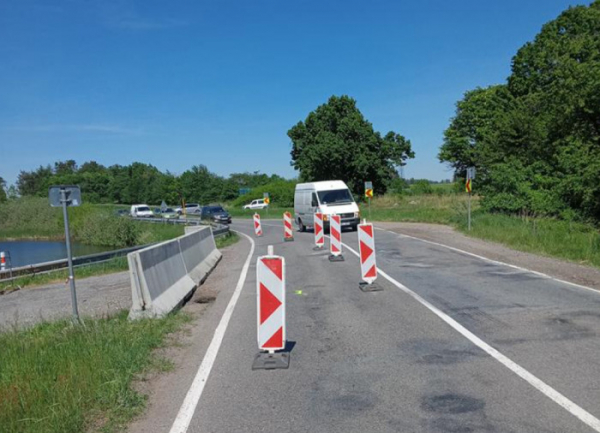 Na Třebíčsku se na silnici mezi Rudíkovem a Trnavou akutně řeší propad na krajnici a odpočívce