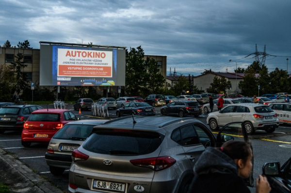 Autokino pod chladícími věžemi Jaderné elektrárny Dukovany nabízí šest filmových večerů