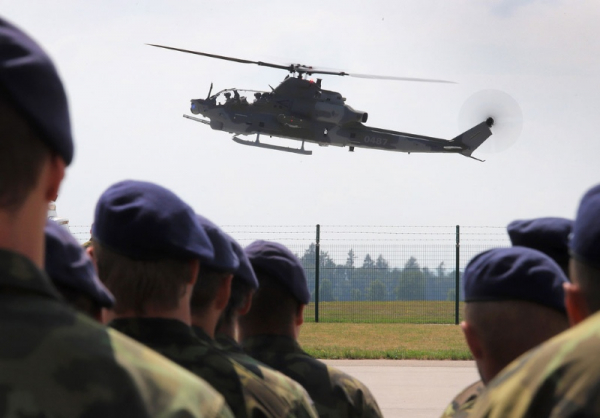 V Náměšti nad Oslavou ministryně obrany a šéf armády slavnostně převzali nové americké vrtulníky