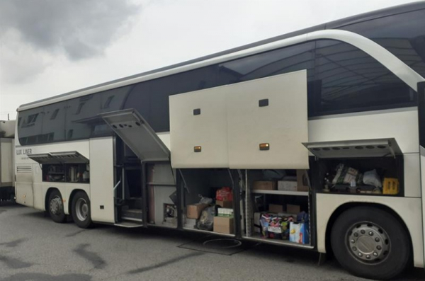 Celníci z Vysočiny zastavili na dálnici D1 autobus, který vezl místo cestujících 600 litrů alkoholu